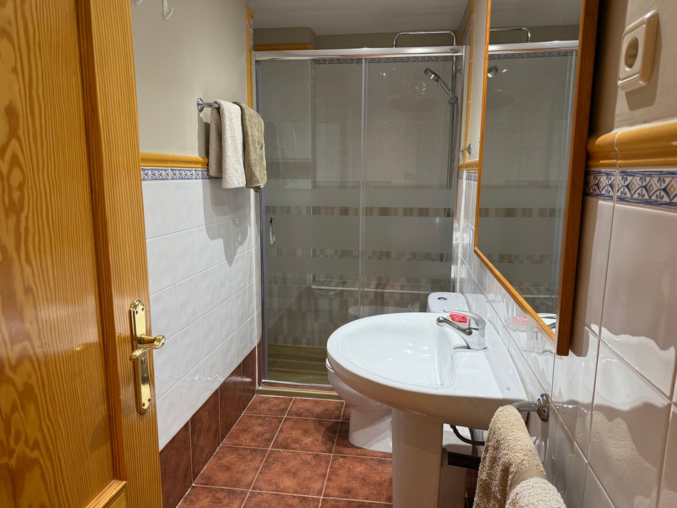 apartamento con baño completo en alquezar